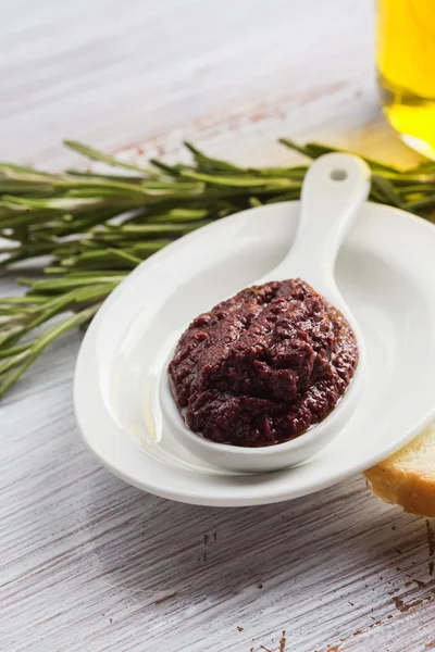 Tapenade. Aperitivo de azeitonas . — Fotografia de Stock