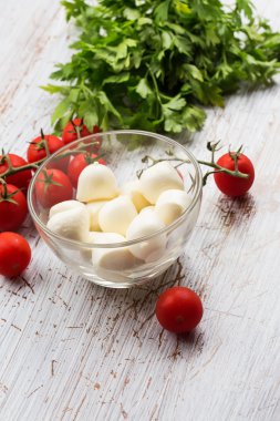 Mozzarella peyniri ve domates