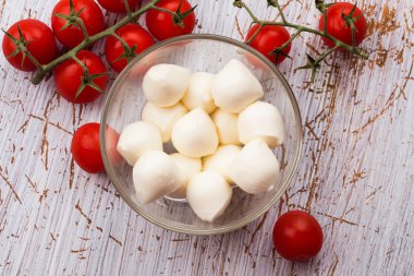 Mozzarella peyniri ve domates