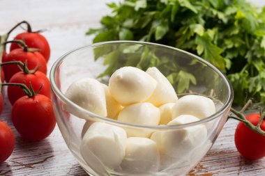 Mozzarella peyniri ve domates