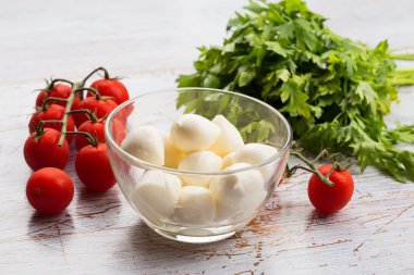 Mozzarella peyniri ve domates