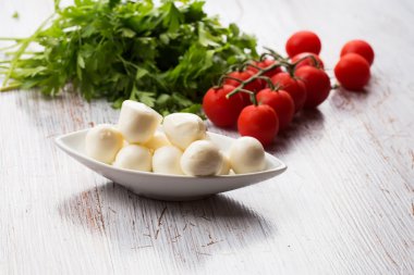 Mozzarella peyniri ve domates