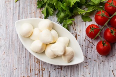 Mozzarella peyniri ve domates