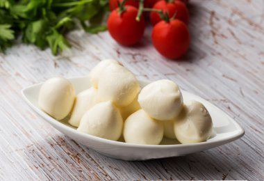 Mozzarella peyniri ve domates