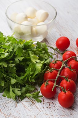 Taze domates ve mozzarella peyniri.