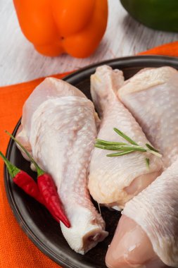 ahşap masa üzerinde taze tavuk