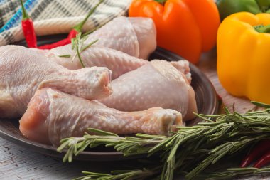 plaka üzerinde taze tavuk