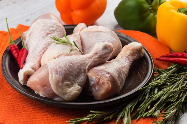 ahşap masa üzerinde taze tavuk