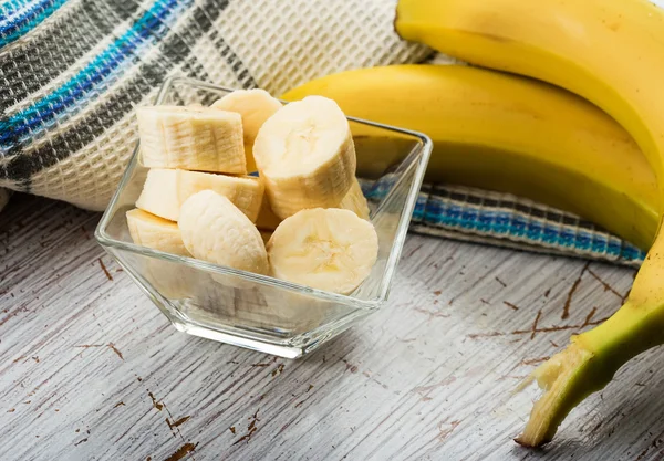 Банан, нарезанный в миске — стоковое фото