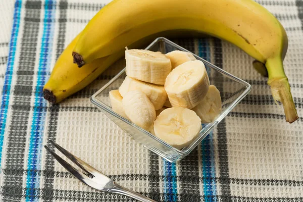 Банан, нарезанный в миске — стоковое фото