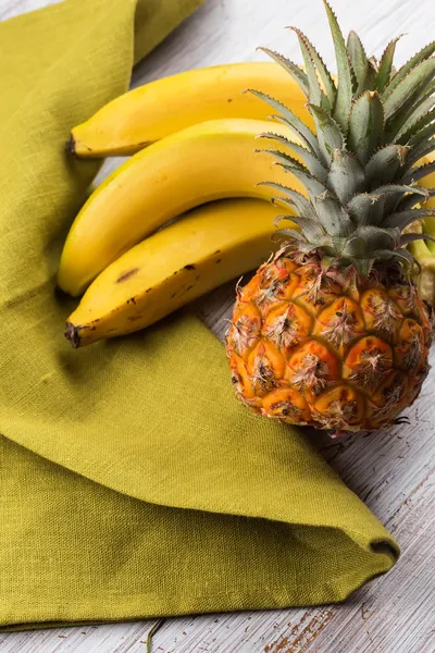 Frische Ananas und Bananen — Stockfoto