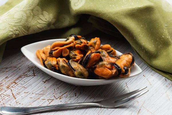 Mussels in bowl — Stock Photo, Image