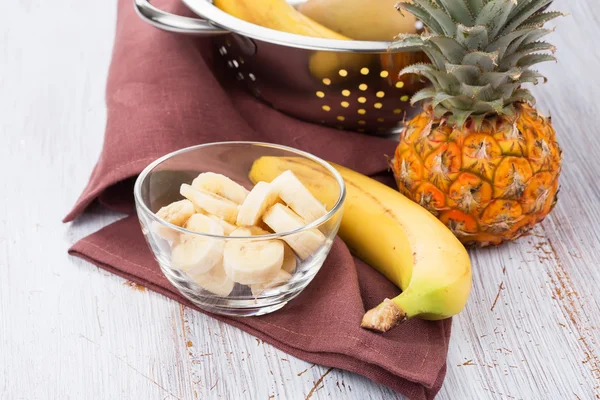 Banane in Scheiben geschnitten in Schüssel und Ananas — Stockfoto