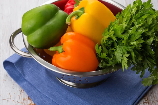Свіжі овочі в мисці — стокове фото