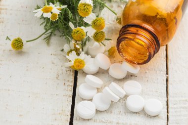 otlar ve ilaç şişesiyle. kavram homeopati.