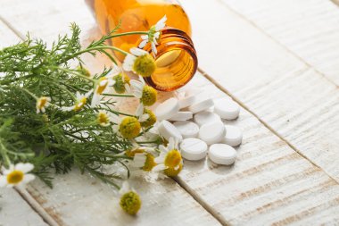 otlar ve ilaç şişesiyle. kavram homeopati.