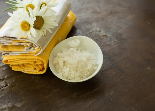 Sea salt in bowl with chamomile — Stock Photo, Image