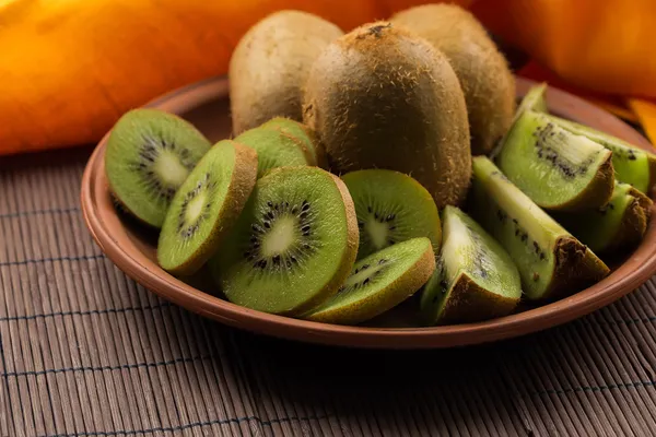 Verse kiwi op plaat — Stockfoto