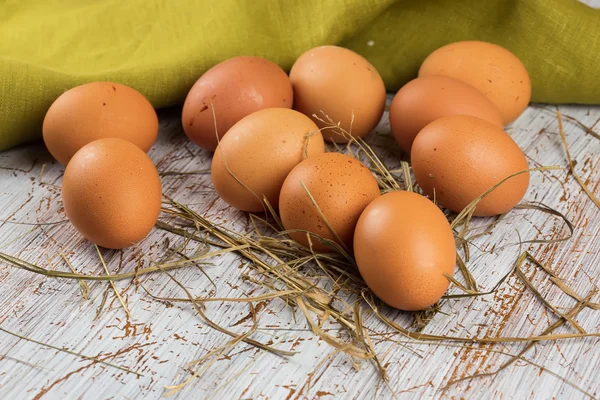 Ahşap arka planda tavuk yumurtası — Stok fotoğraf