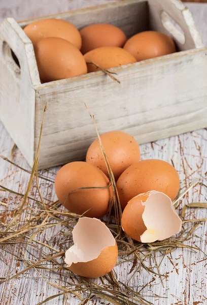 Αυγά κοτόπουλου σε ξύλινο φόντο — Φωτογραφία Αρχείου