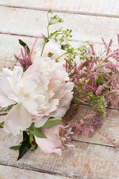 Ansichtkaart met elegante bloemen — Stockfoto