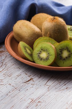 plaka üzerinde taze kivi