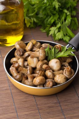 Kızarmış yağlı mantar