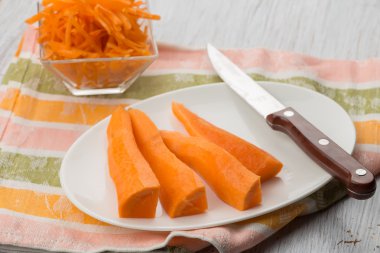 taze havuç plaka üzerinde