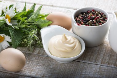 tablo üzerinde bir kapta mayonez