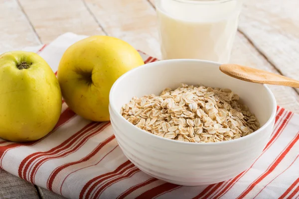 Havre flingor i skål med äpple och mjölk — Stockfoto