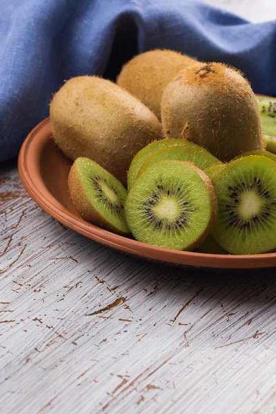 Verse kiwi op plaat — Stockfoto