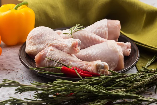 Pollo fresco en plato sobre mesa de madera —  Fotos de Stock