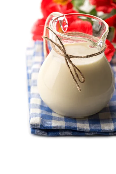 Melk in werper op houten tafel — Stockfoto