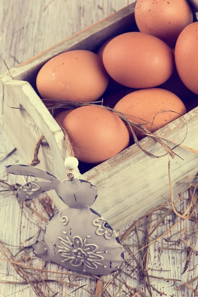 Huevos de pollo en caja de madera. Postal de Pascua . —  Fotos de Stock