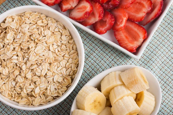 Fiocchi d'avena in ciotola con banana e fragola — Foto Stock