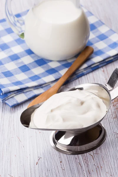 Zuivelproducten - melk, zure room. — Stockfoto