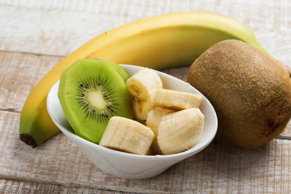 Plátano y kiwi en rodajas en tazón — Foto de Stock