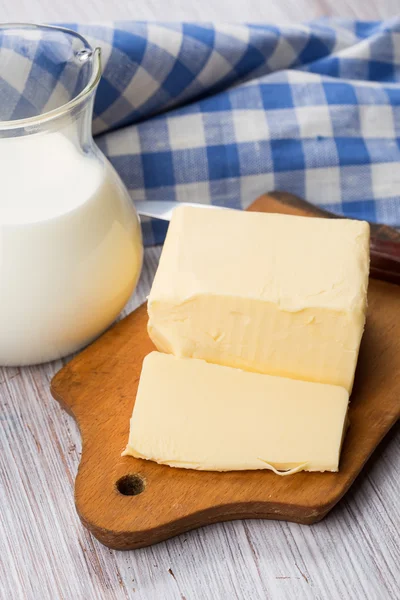 Verse boter op een houten bord. — Stockfoto