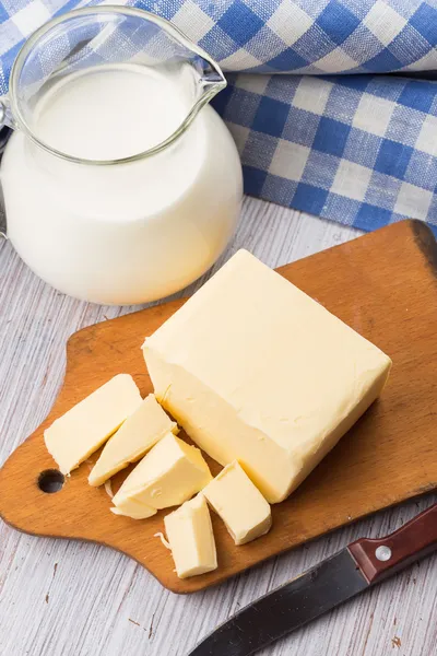 Verse boter op een houten bord. — Stockfoto
