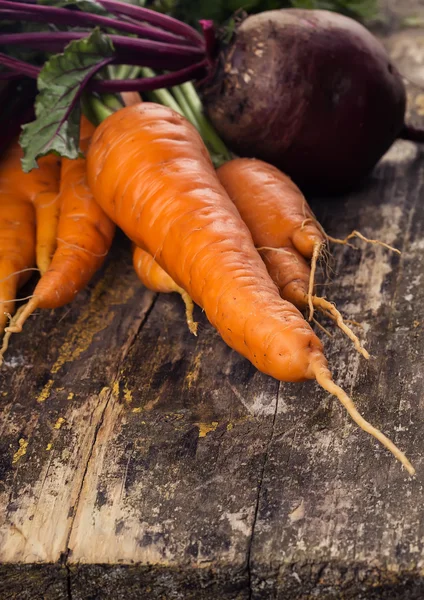 Zanahoria fresca y remolacha en la mesa — Foto de Stock