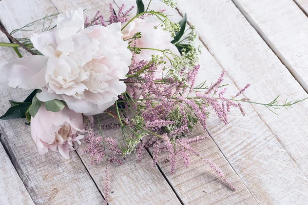 Ansichtkaart met verse peony bloemen — Stockfoto