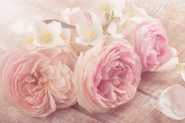 Ansichtkaart met verse rozen en jasmijn — Stockfoto