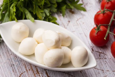 Mozzarella peyniri ve domates