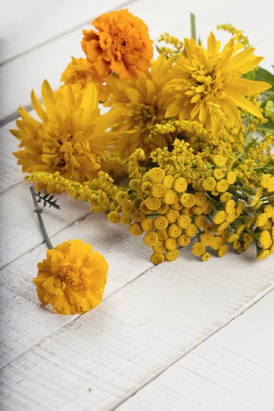 Flores de otoño en la mesa — Foto de Stock