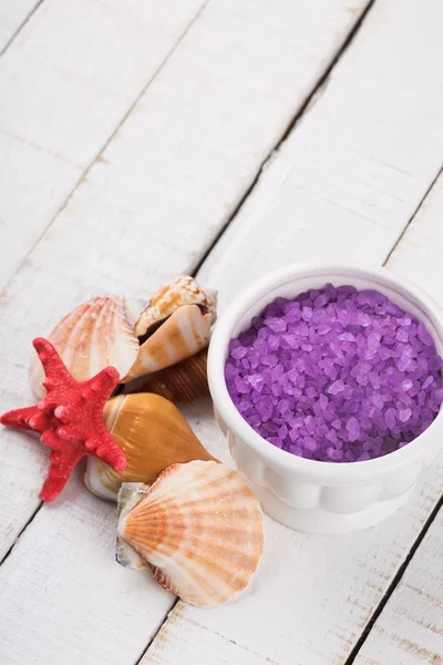 Sel marin dans un bol avec coquilles — Photo