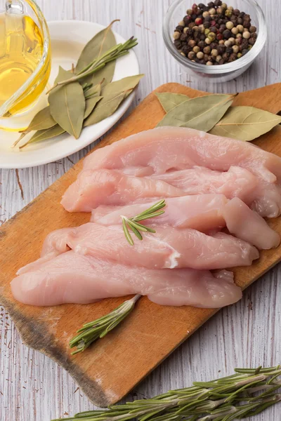 Frango fresco na mesa de madeira — Fotografia de Stock