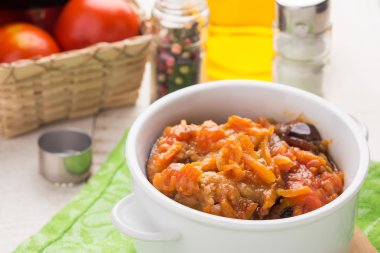 tablo üzerinde kase haşlanmış sebze.