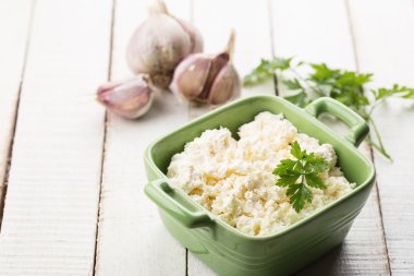 süzme peynir, sarımsak, maydanoz.