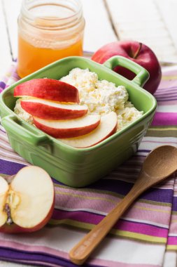 süzme peynir, elma, tatlım.