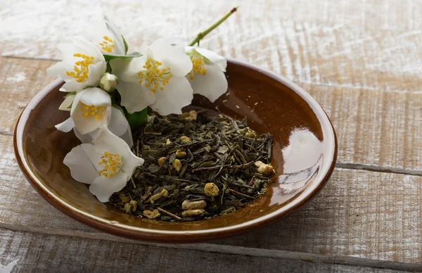 Сухой травяной чай на тарелке — стоковое фото
